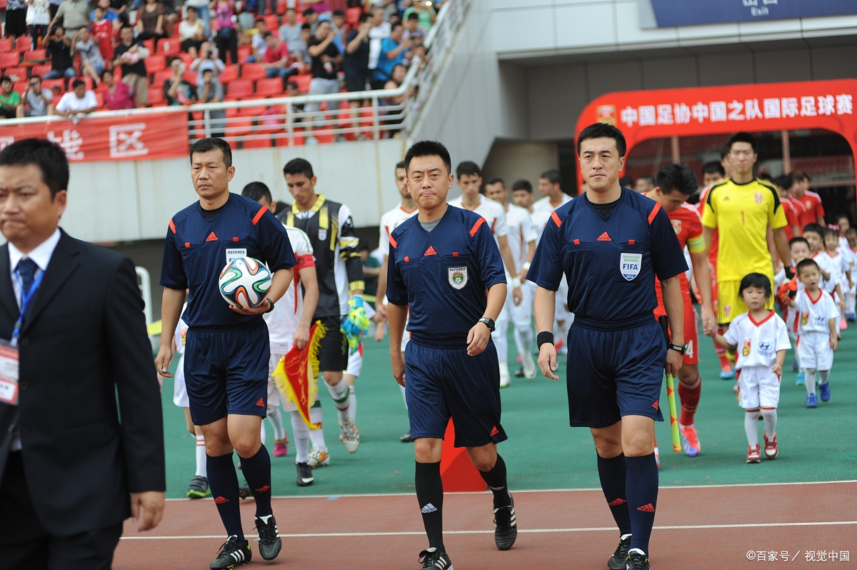 精神抖擞！中国足球代表队展现拼搏精神的简单介绍